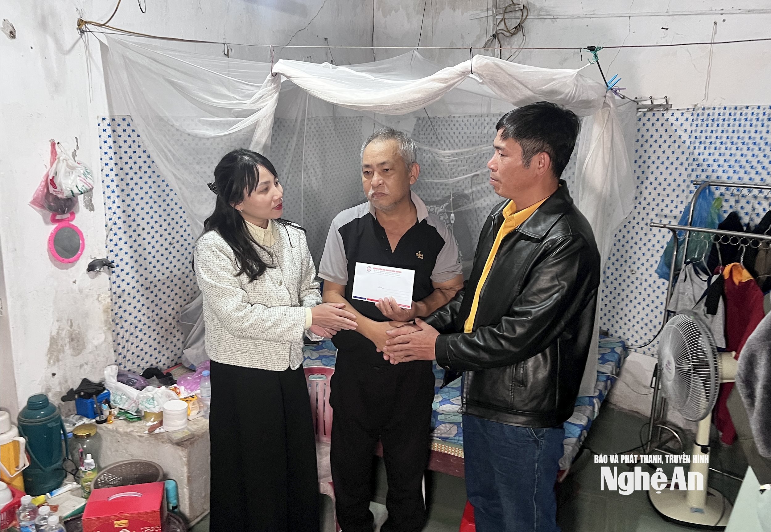 MTTQ xã Tân Kỳ thăm ông Vi Văn Ngữ tại xóm trọ