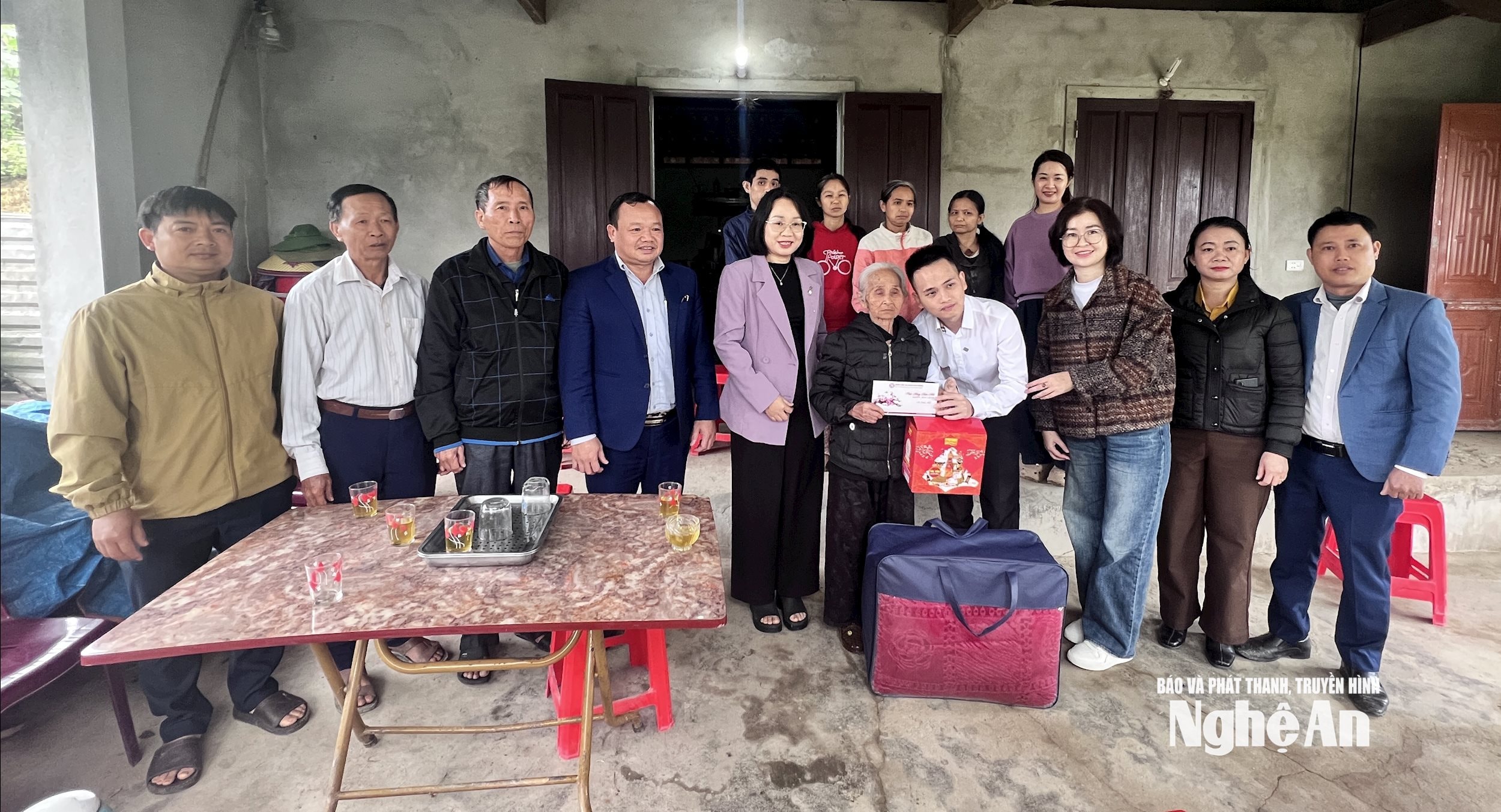 trao quà hỗ trợ gia đình bà Nguyễn Thị Hường