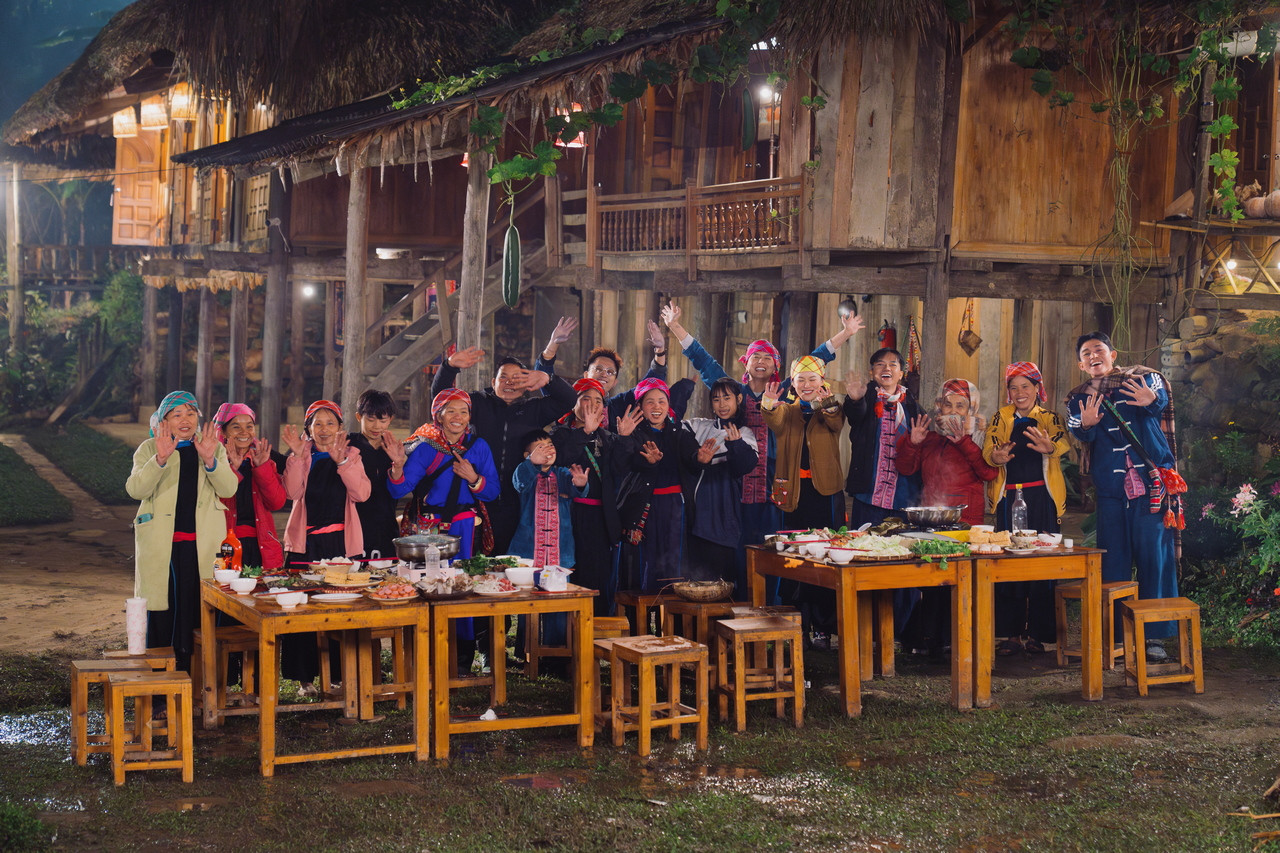 Bữa cơm chia tay ấm cúng của Gia đình Haha