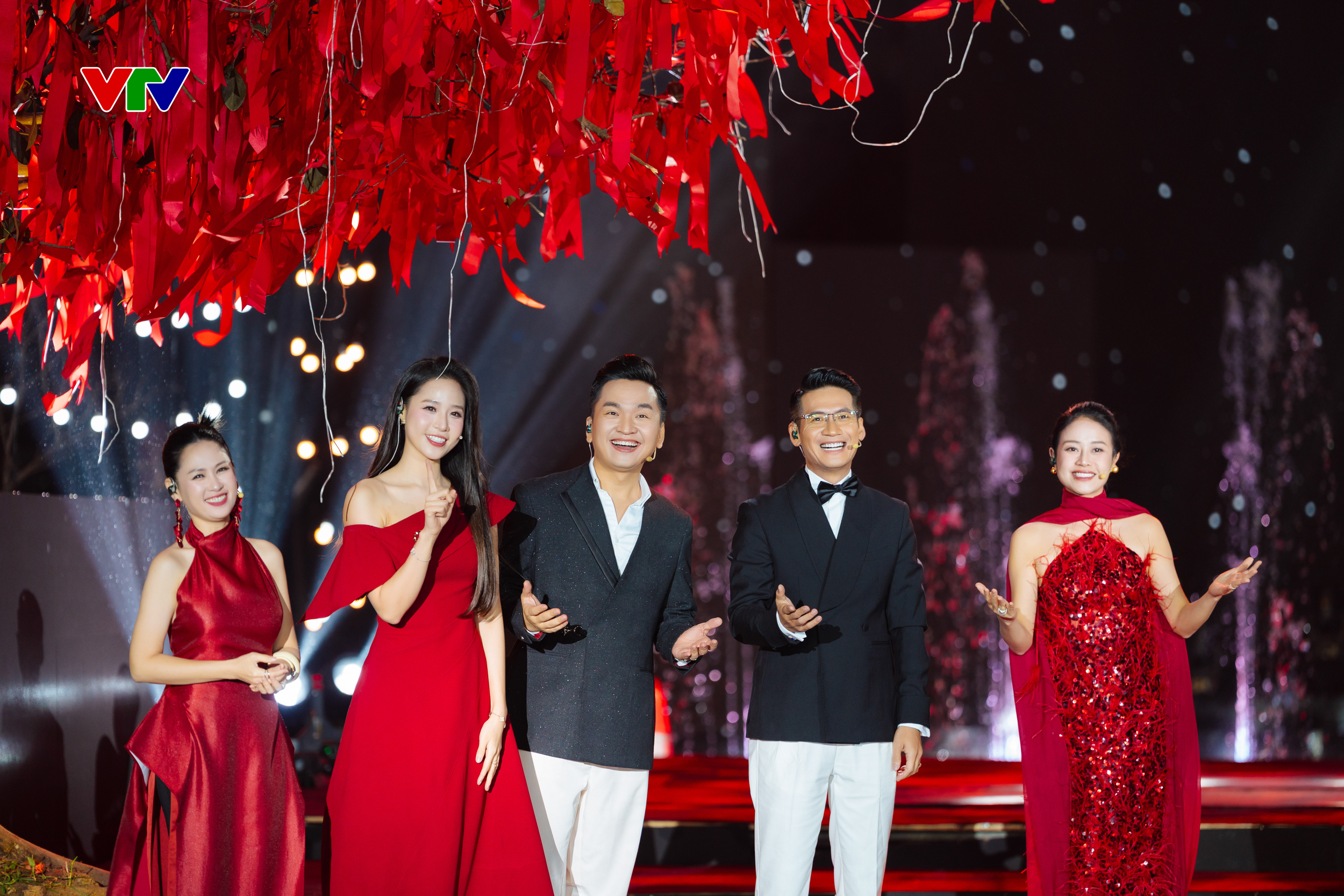 BTV Thúy Hằng tại hậu trường chương trình