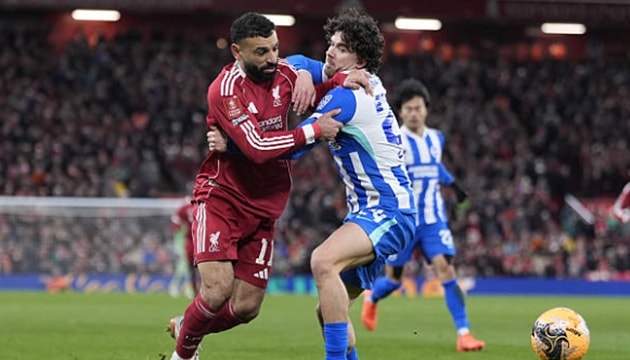 Salah liên tục vượt qua các hậu vệ Brighton để tạo ra cơ hội.