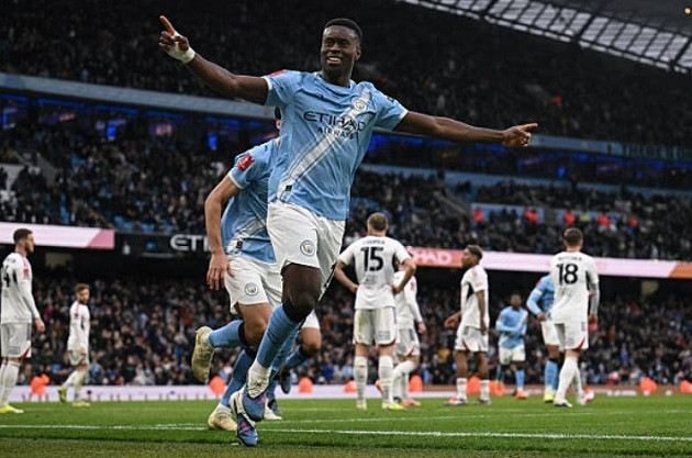 Marc Guehi ghi bàn thắng đầu tiên trong màu áo Manchester City.