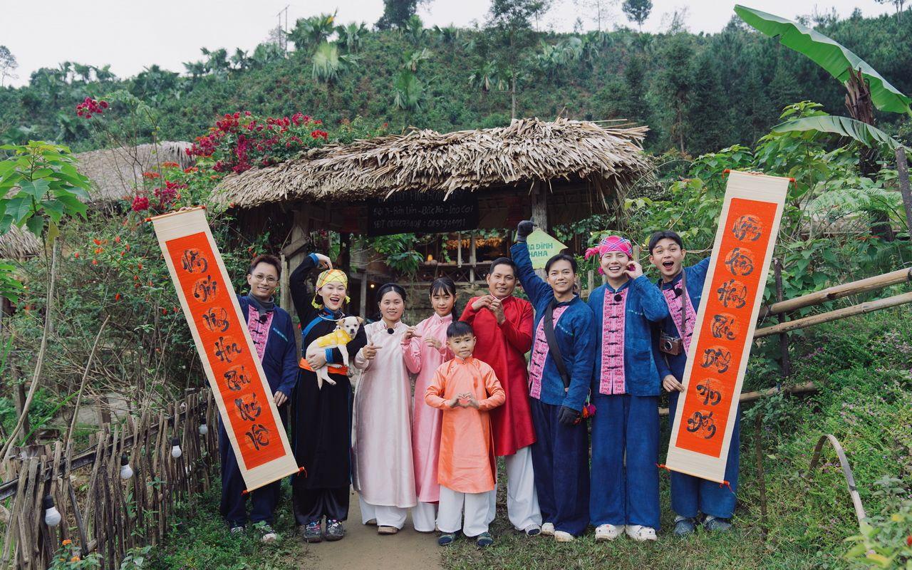 Các thành viên Gia đình Haha tham gia lao động tại Bản Liền