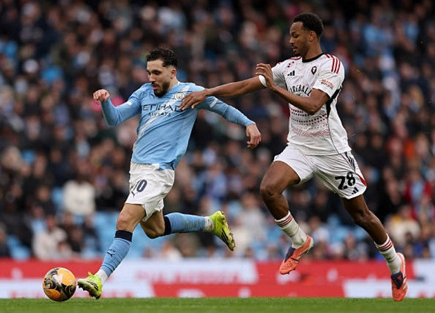 Rayan Cherki tỏa sáng với vai trò tiền vệ tổ chức trong trận gặp Salford City.