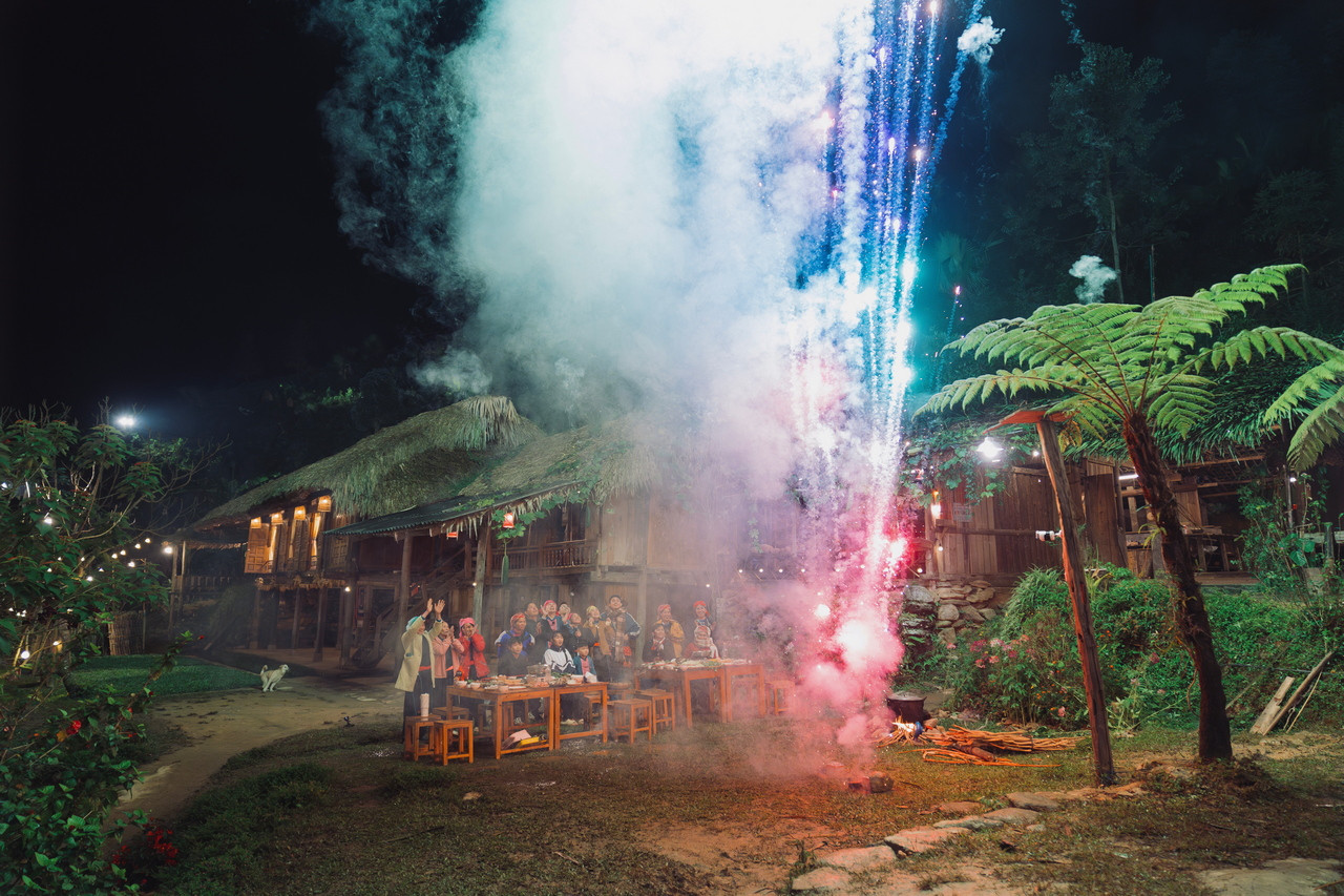 Người dân lưu luyến chia tay đoàn nghệ sĩ