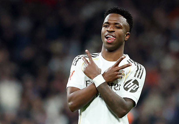 Vinicius Jr lập cú đúp vào lưới Real Sociedad.