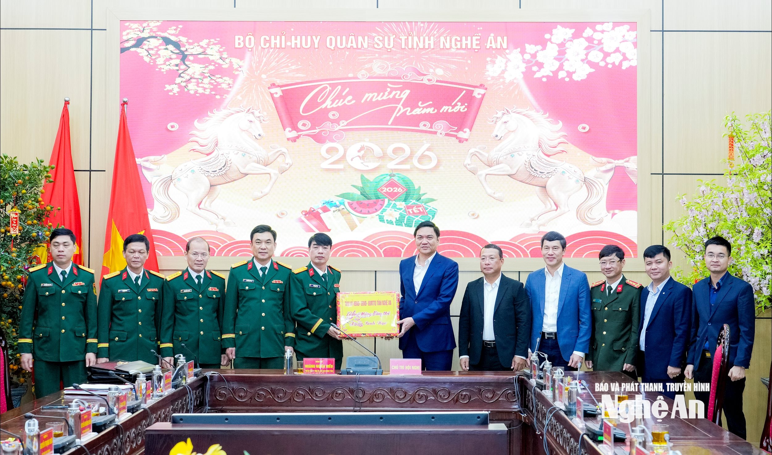 Phó Bí thư Thường trực Tỉnh ủy u, Chủ tịch HĐND tỉnh Hoàng Nghĩa Hiếu tặng quà Tết Bộ Chỉ huy Quân sự tỉnh. Ảnh: Phạm Bằng