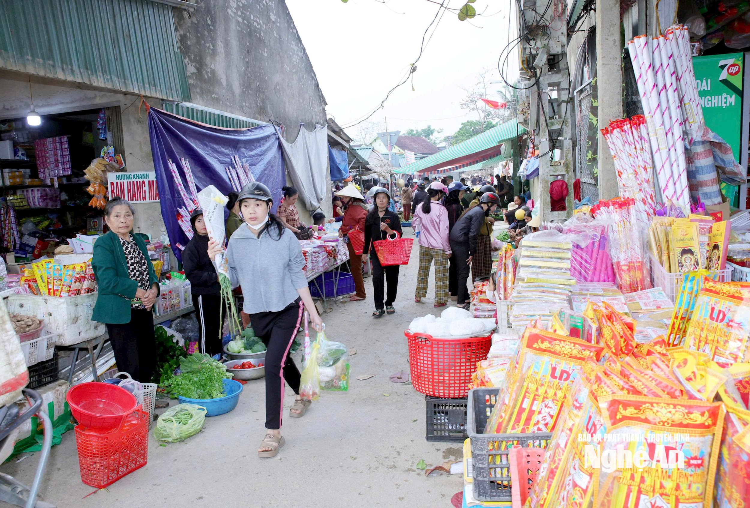 Dari jam 6 pagi pada hari ke-29 Tahun Baru Cina, Pasar Chùa (dusun Liên Chung, komune Cát Ngạn) sibuk dengan pembeli dan penjual. Ini adalah pasar kuno, dinamakan Pasar Chùa kerana ia berhampiran dengan sebuah kuil. Sebelum ini, pasar ini diadakan 9-10 kali sebulan, tetapi kini ia dibuka setiap hari. Barangan adalah produk dari seluruh wilayah Cát Ngạn, diangkut melalui sungai dan jalan raya, mewujudkan hab perdagangan yang meriah untuk seluruh kawasan. Foto: Thanh Quỳnh