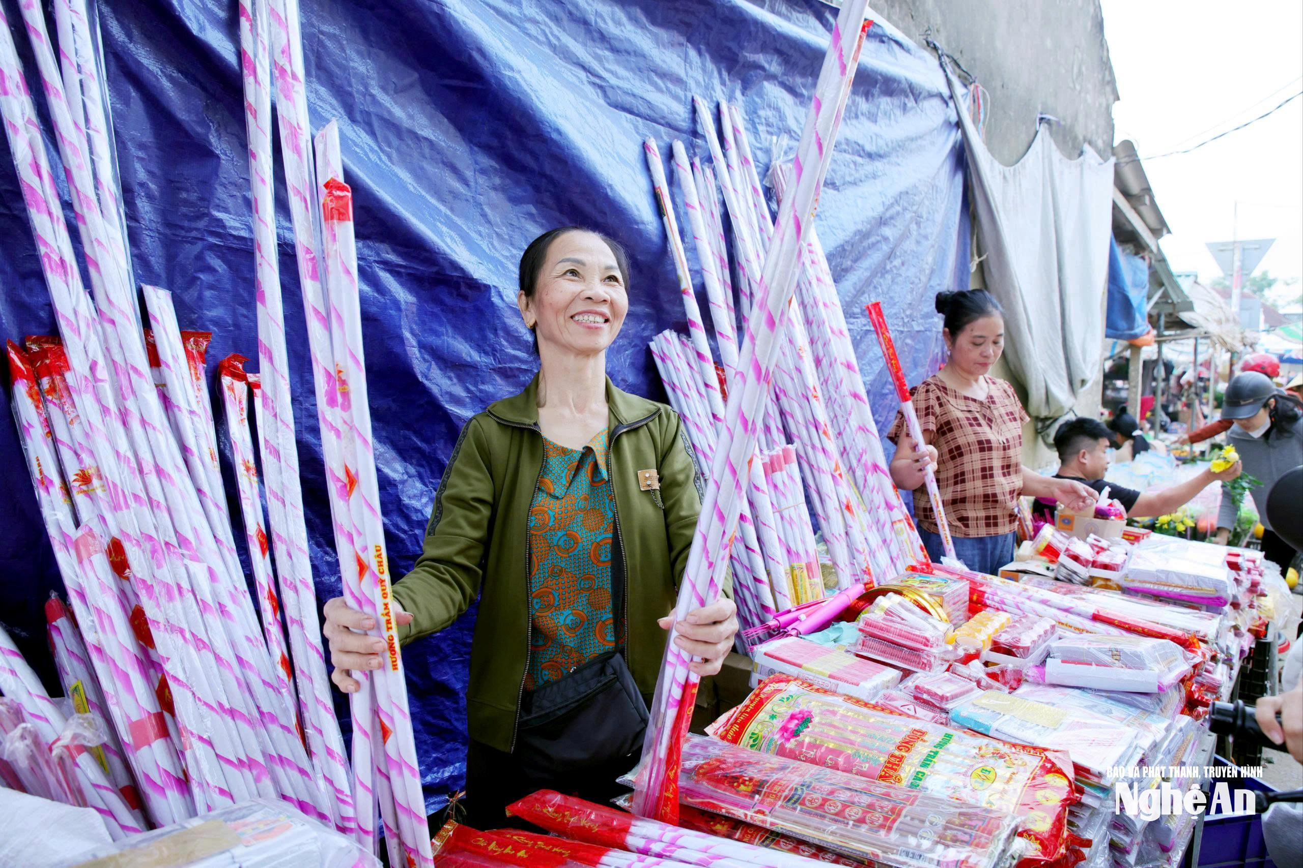 Pada hari-hari menjelang Tet (Tahun Baru Cina), kemenyan mendapat permintaan yang tinggi. Pemilik gerai kemenyan di Pasar Chua berkata bahawa semasa tempoh puncak sebelum Tet, kedai itu boleh menjual kemenyan bernilai 7-8 juta VND setiap hari, memenuhi keperluan orang ramai yang membakar kemenyan dan menyediakan altar untuk akhir tahun. (Foto: Thanh Quynh)