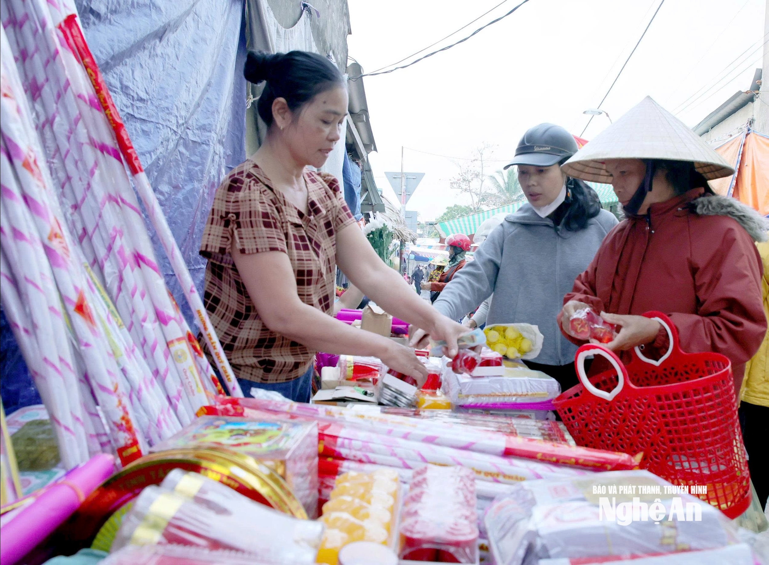 Barang-barang yang digunakan untuk beribadat seperti lilin, kertas nazar, lampu minyak, dan sebagainya, juga laris dijual. Foto: Thanh Quynh