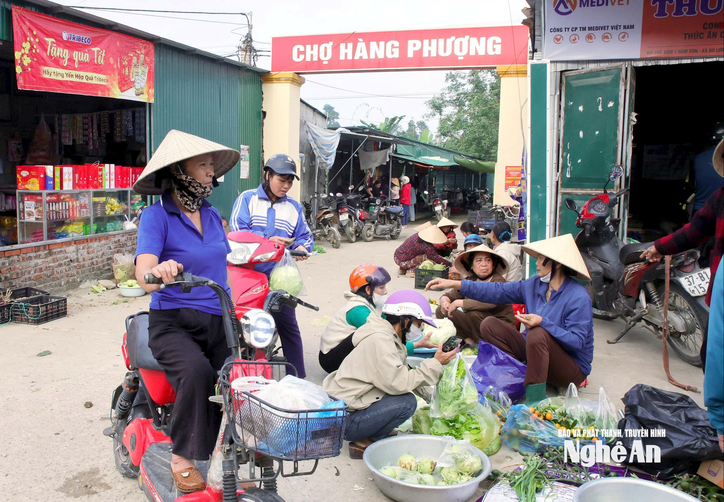Di Pasar Hang Phuong (Hamlet 1, Nam Son, Do Luong Commune), suasana pasar akhir tahun yang meriah mengekalkan tenaga khas pasar sebelum Tet (Tahun Baru Cina). Pasar ini kebanyakannya beroperasi di gerai luar, di mana penjaja menjual sayur-sayuran, makanan, kuih-muih, dan barangan keperluan untuk Tet, mewujudkan suasana yang ringkas namun mesra. Foto: Thanh Quynh