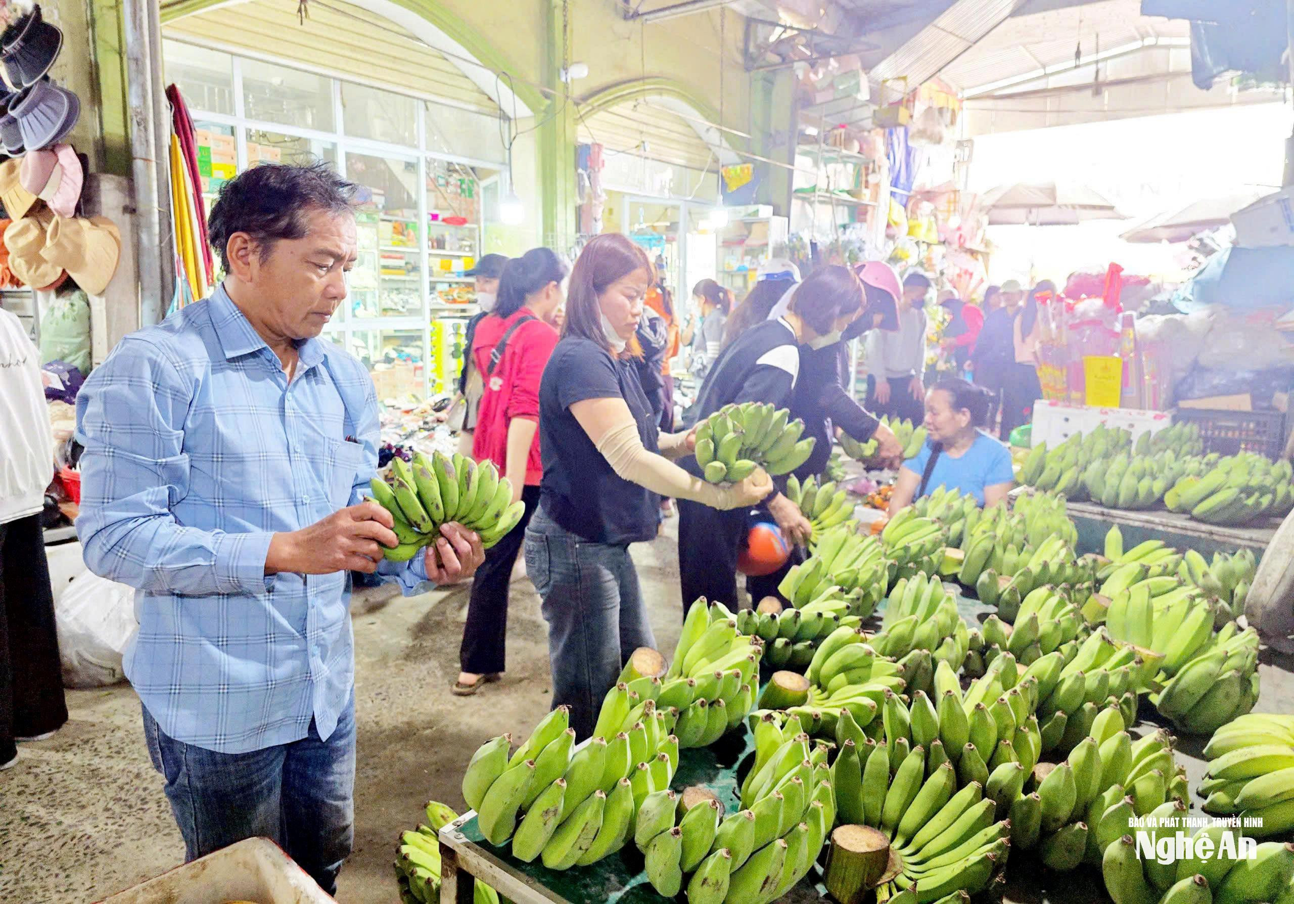 Pisang – barang yang sangat diperlukan dalam hidangan buah Tet tradisional – boleh didapati secara meluas di pasar Sa Nam, dengan harga antara 150,000 hingga 250,000 VND setiap tandan. Walaupun harganya agak tinggi berbanding hari biasa, permintaan kekal stabil. Orang ramai sanggup membayar untuk memilih tandan pisang yang mereka inginkan, melambangkan harapan untuk kelimpahan dan perjumpaan semula keluarga pada tahun baharu. (Foto: Thanh Quynh)