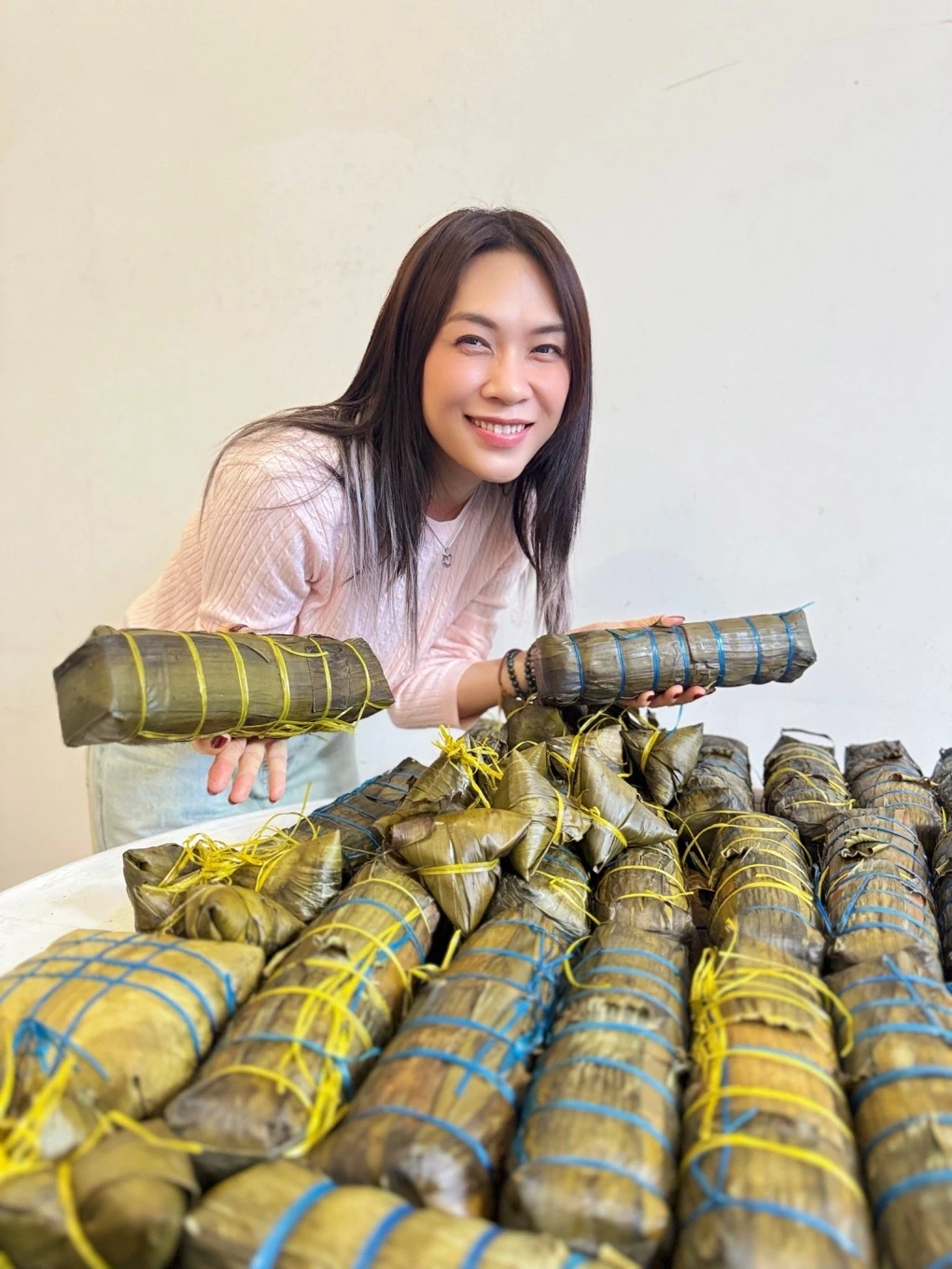 Nữ ca sĩ khoe thành quả là hàng chục chiếc bánh chưng, bánh tét, bánh ú sau khi được luộc chín.