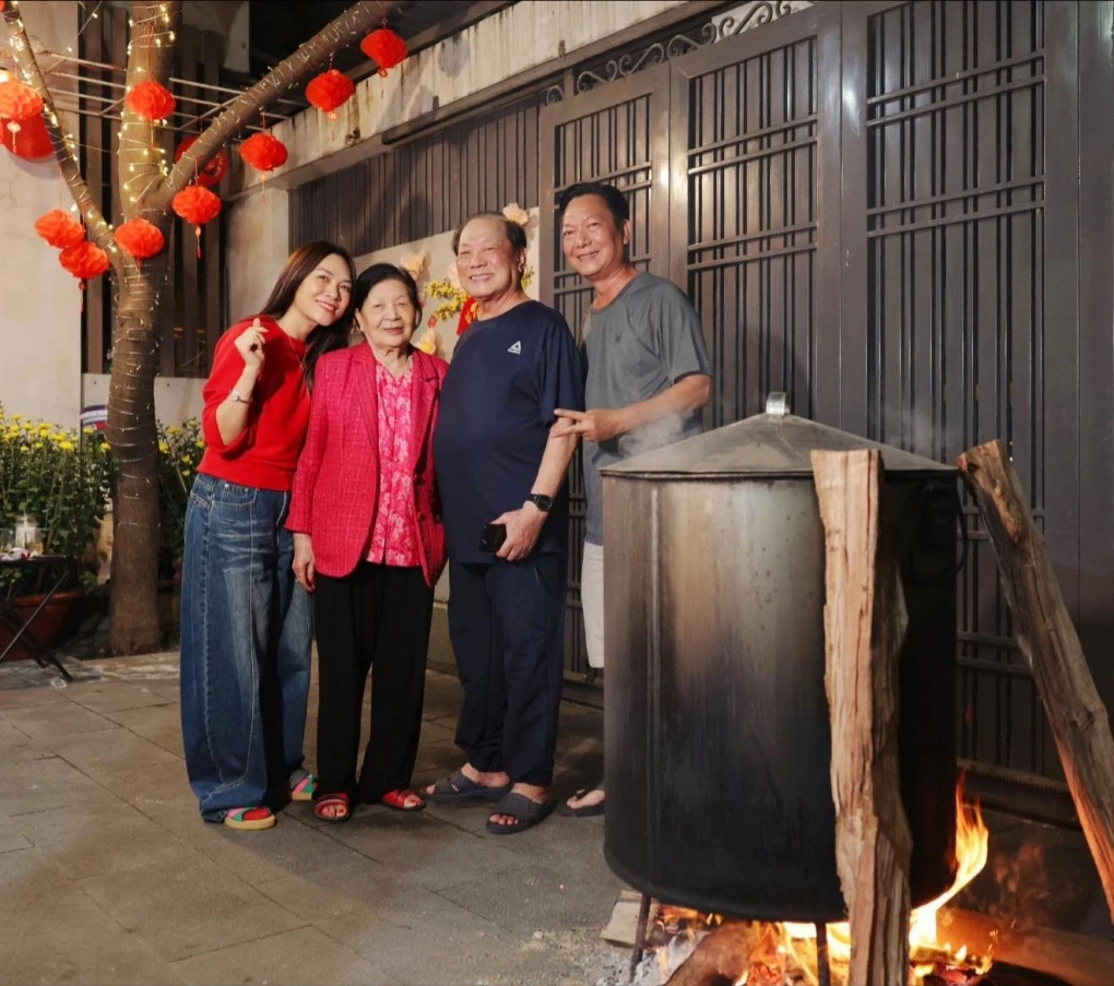 Nhà đông con cháu nên gia đình Mỹ Tâm thường làm rất nhiều bánh tét để ăn trong những ngày Tết.