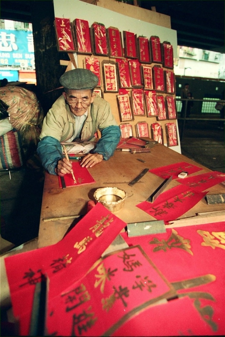 Quầy câu đối đỏ tại Mong Kok năm 1977