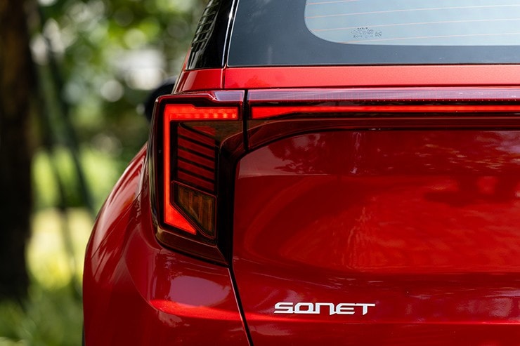 Thiết kế đuôi xe KIA Sonet với dải đèn LED kéo dài