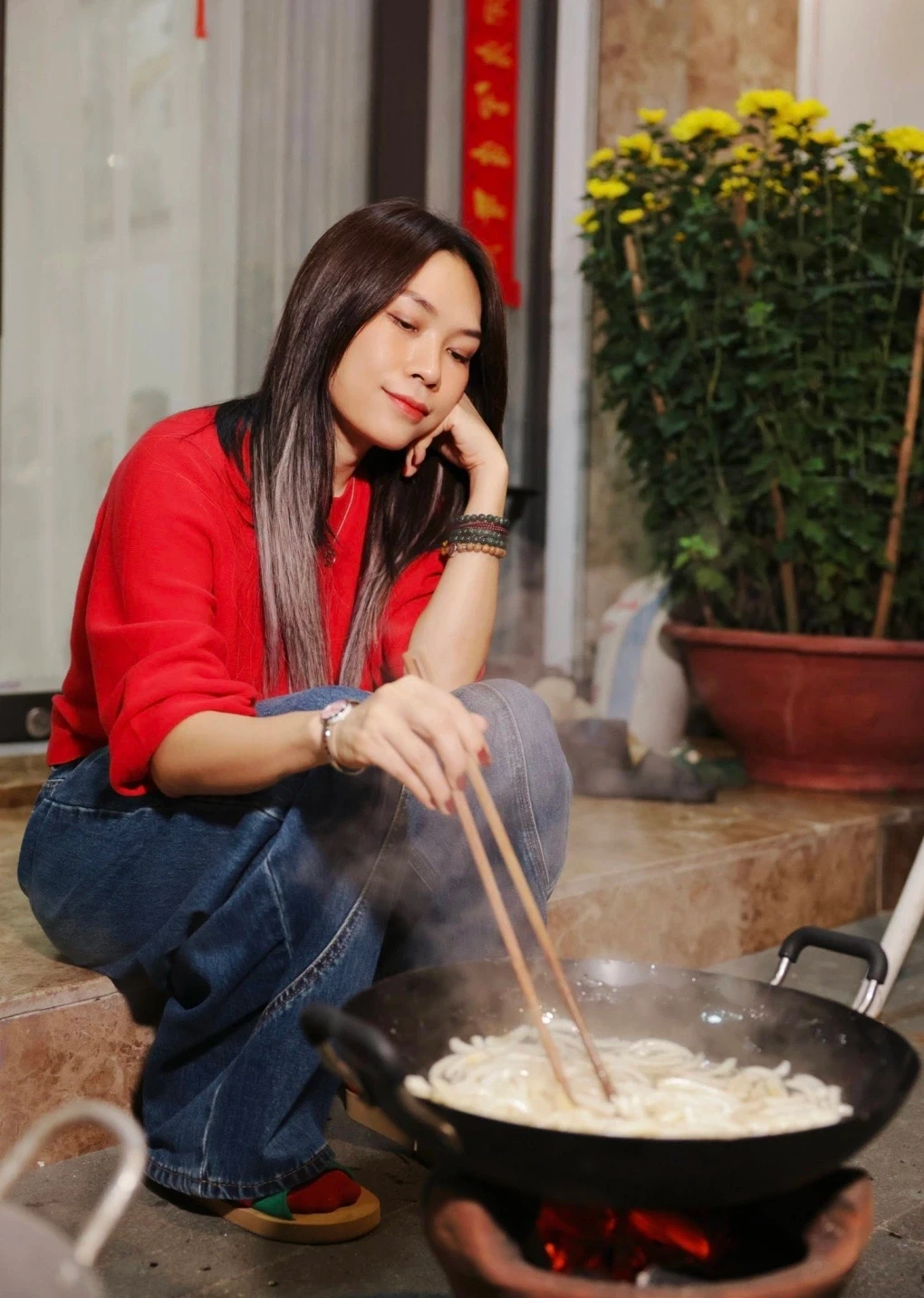 Nữ ca sĩ cho biết cô đã quen với việc làm mứt, trông nồi bánh tét từ khi còn nhỏ.