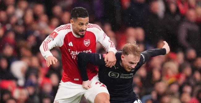 William Saliba duy trì sự chắc chắn nơi hàng thủ