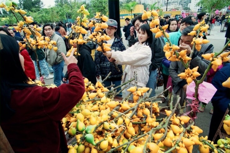 Khách hàng mặc cả tại chợ hoa Victoria năm 1995