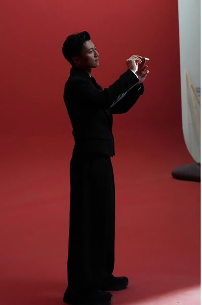Ảnh rò rỉ thực tế HONOR Magic V6 trên tay Nicholas Tse