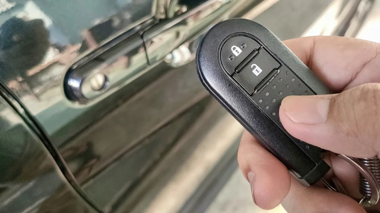 Nhiều yếu tố như nhiệt độ và chất lượng pin ảnh hưởng đến tuổi thọ chìa khóa ô tô