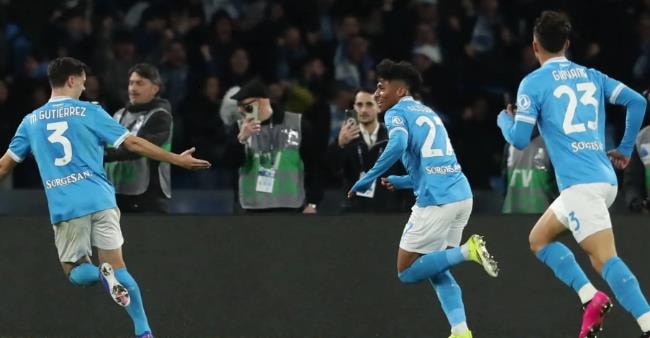 Alisson Santos ăn mừng bàn thắng gỡ hòa quý giá cho Napoli.