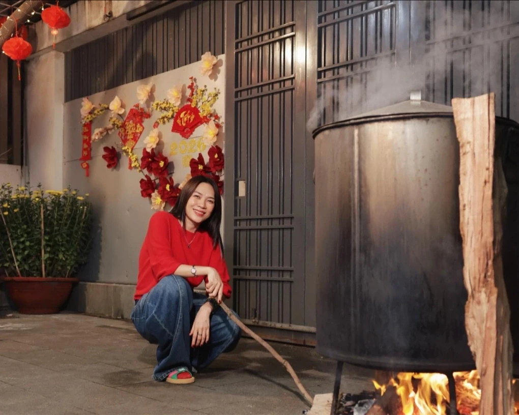 Gia đình nữ ca sĩ thường bắc bếp luộc bánh ngay trong sân nhà.