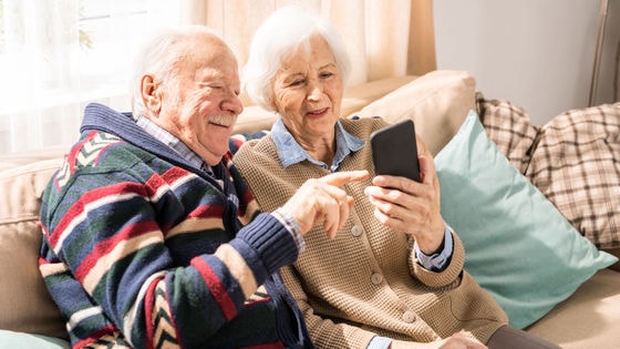 Hãy khoan dung với thói quen dùng điện thoại của người lớn tuổi. Ảnh: Internet