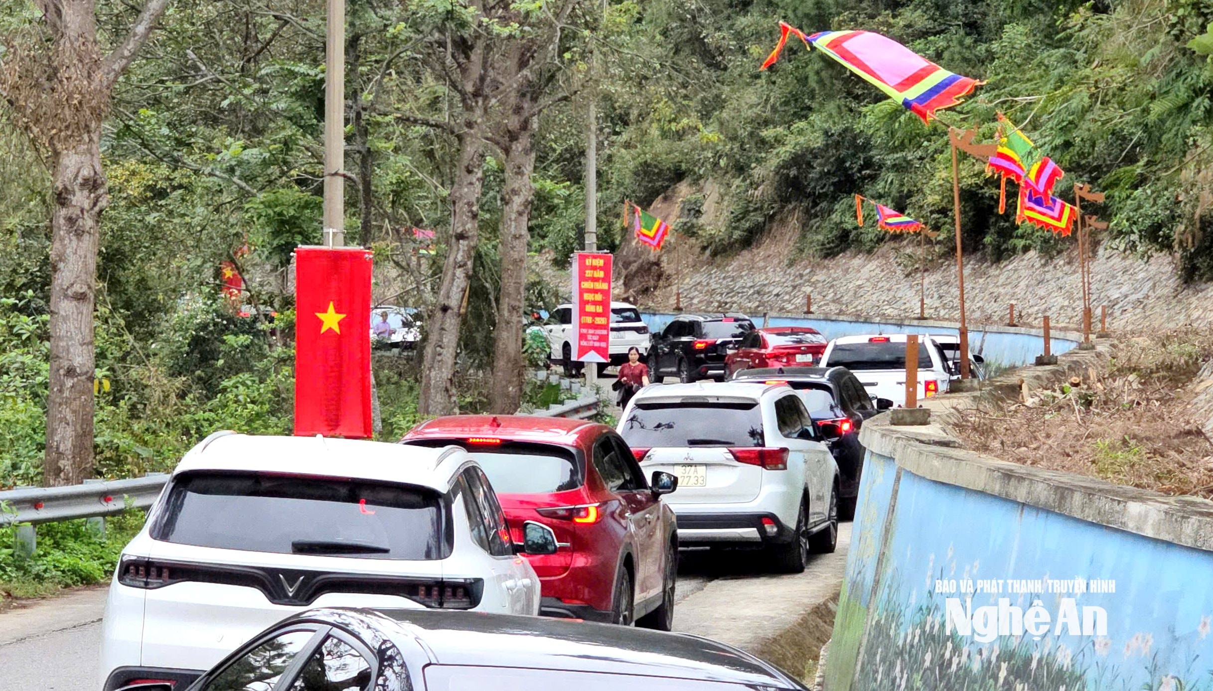Embouteillage sur la route du temple de l'empereur Quang Trung - Photo de Nguyen Nguyen