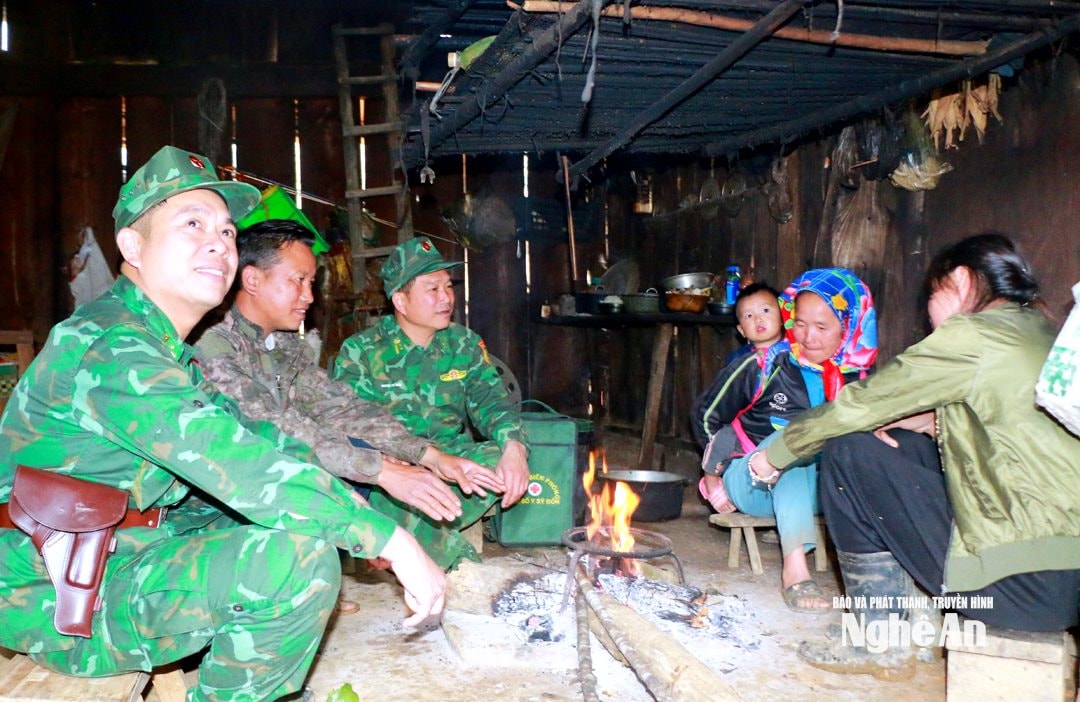 Cán bộ chiến sĩ Đồn Biên phòng Tri Lễ thăm, chúc Tết đồng bào Mông ở Huồi Mới. Ảnh TP2