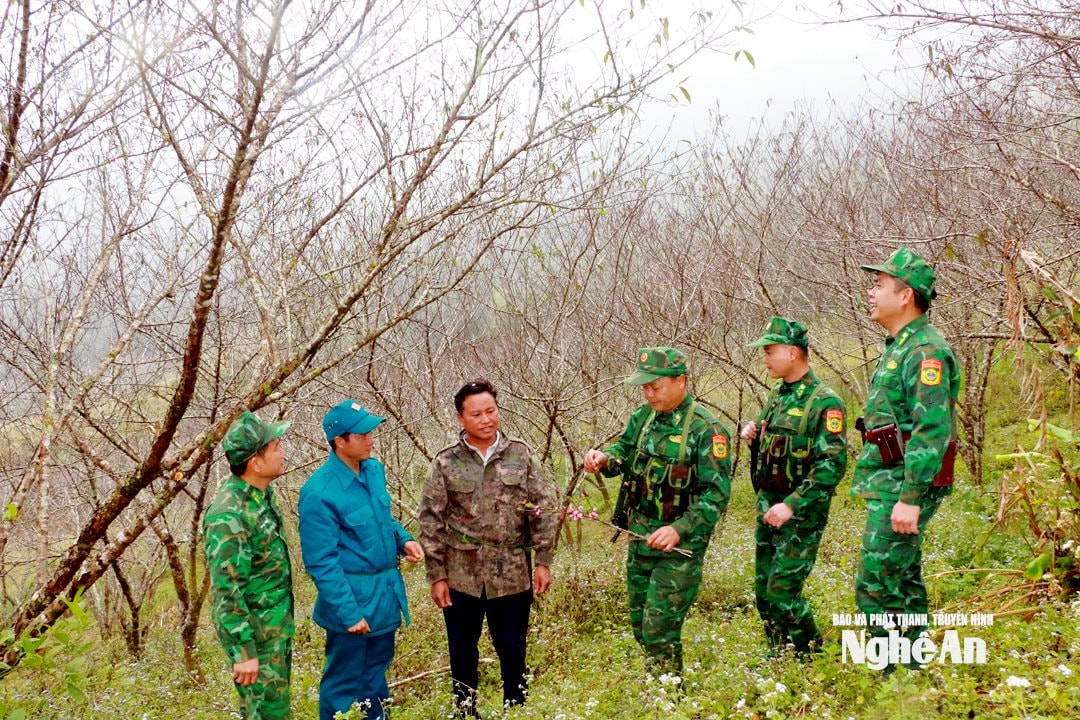 Cán bộ, chiến sỹ Đồn biên phòng Tri Lễ thăm hỏi, chúc tết nhân dân sống ở khu vực biên giới. Ảnh KL