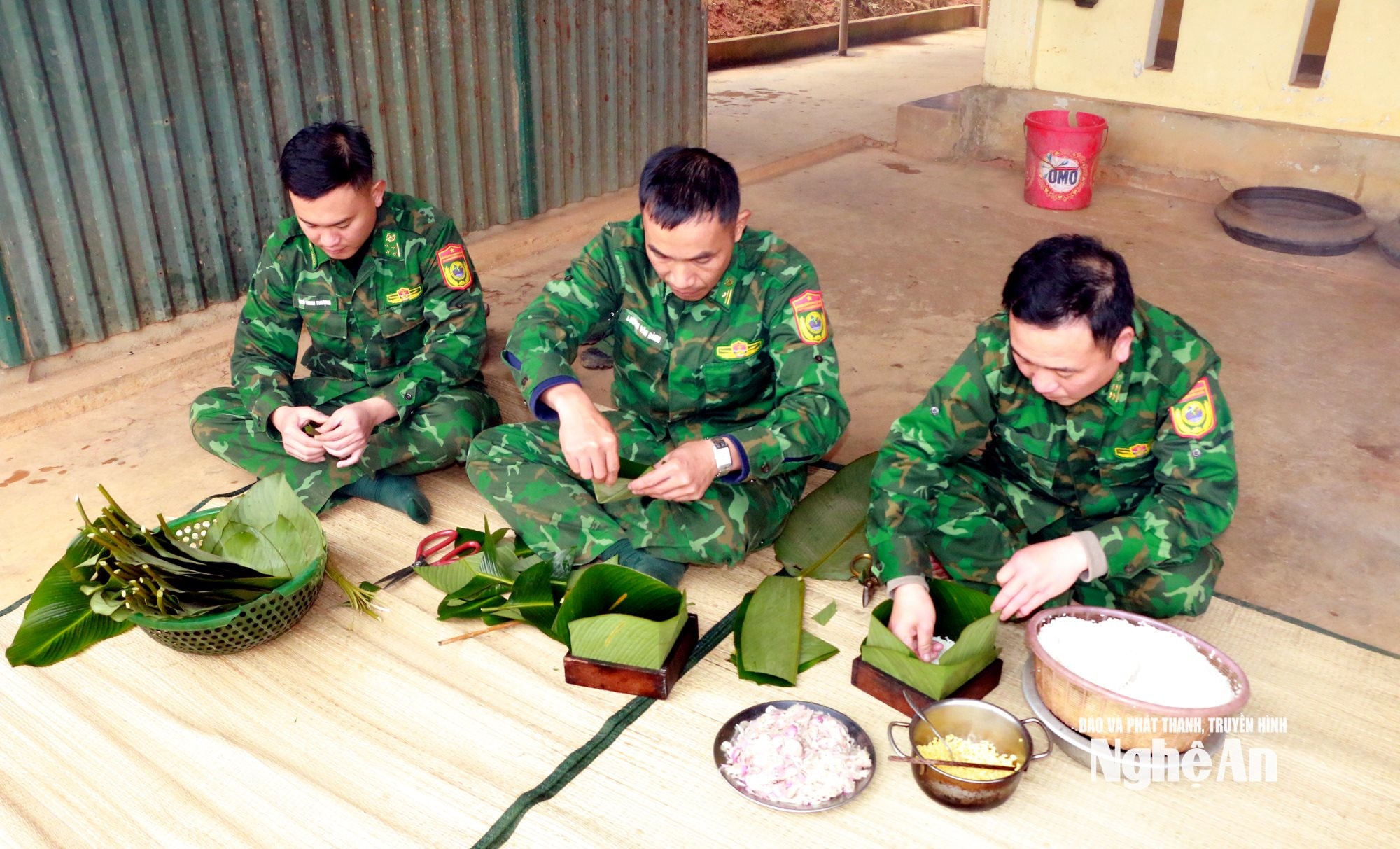 Cán bộ tổ biên phòng Huồi Mới tổ chức gói bánh chưng. Ảnh KL2