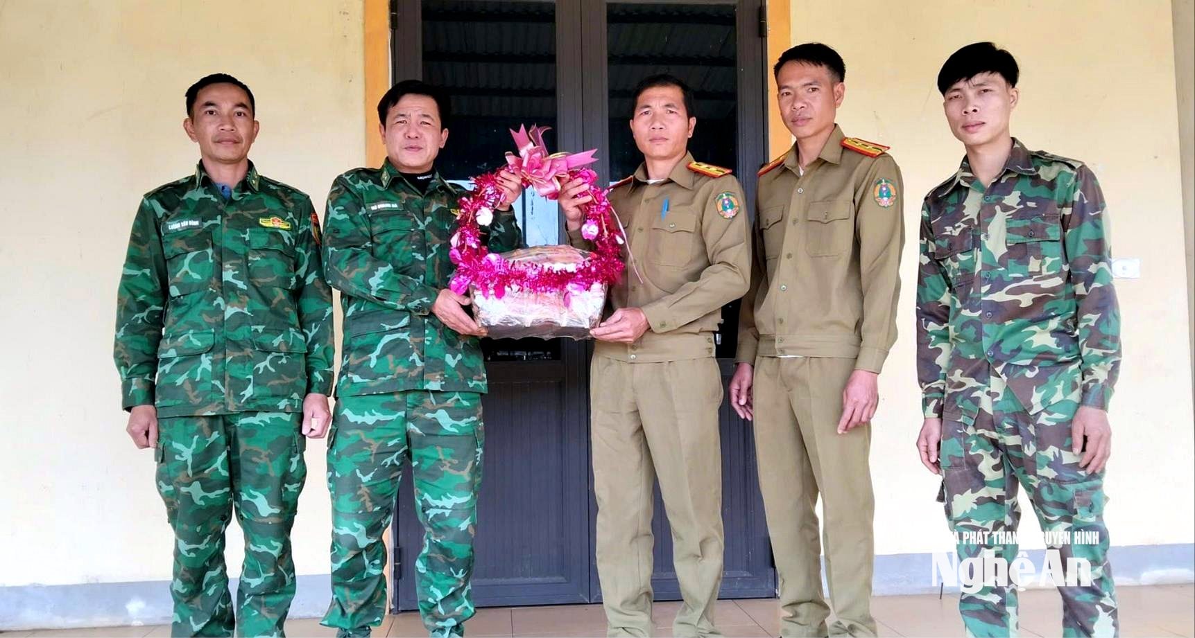 Công an Trạm Đèn Đín, huyện Mường Quắn, tỉnh Hủa Phăn, Lào chúc Tết Tổ công tác Huồi Mới, Đồn Biên phòng Tri Lễ… Ảnh CSCC