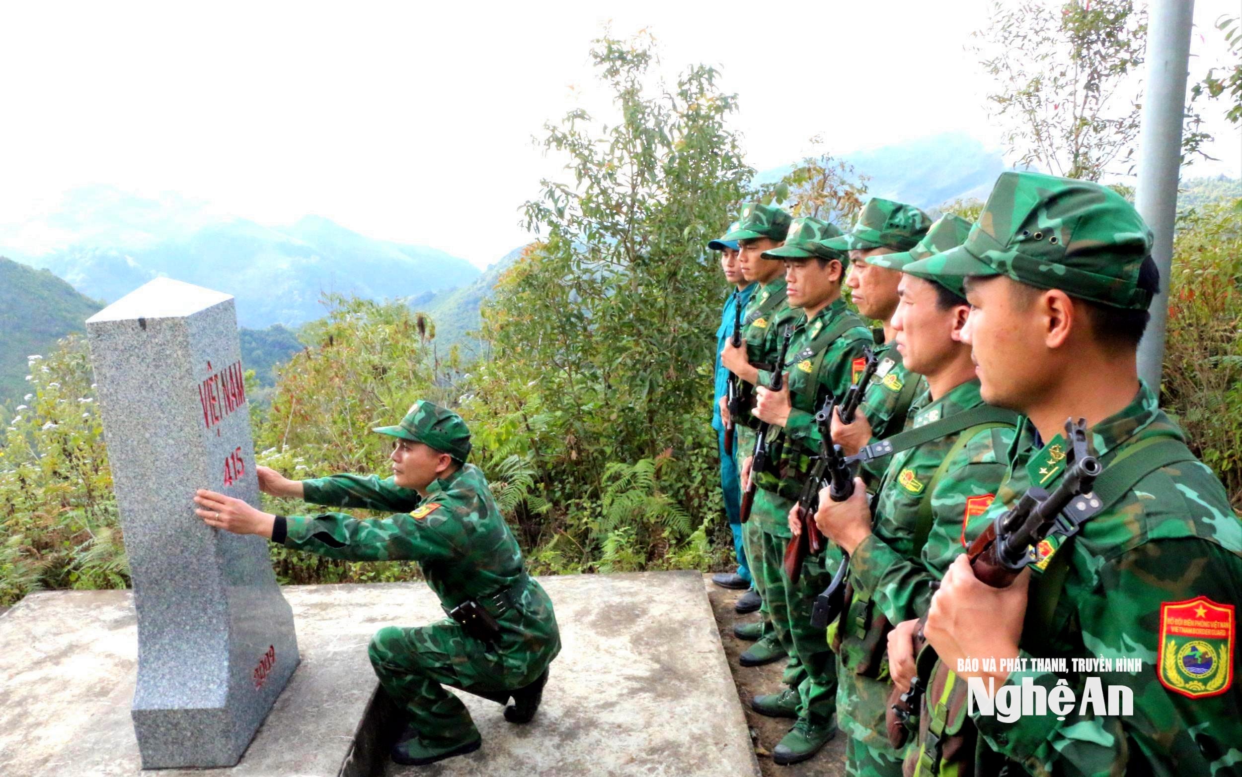 Đồn Biên phòng Mường Ải (BĐBP Nghệ An) tuần tra bảo vệ đường biên cột mốc dịp Tết. Ảnh Khánh Ly