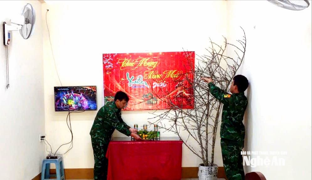 Tổ công tác Huồi Khe trang trí cành đào đón Xuân. Ảnh Hải Thương