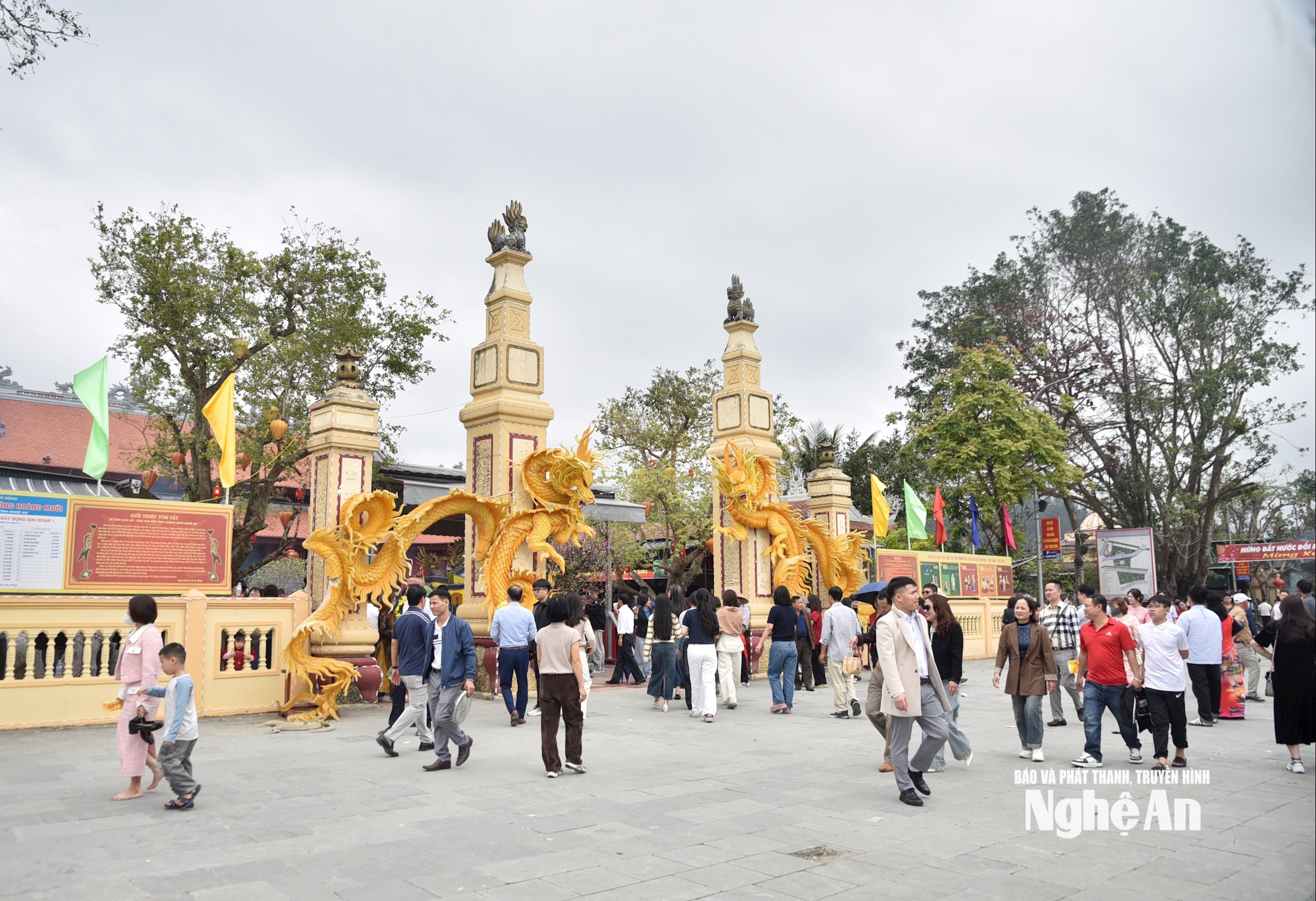Cổng Đền Ông Hoàng Mười uy nghi, đón dòng người du xuân, chiêm bái trong ngày đầu năm mới. Ảnh: Minh Quân