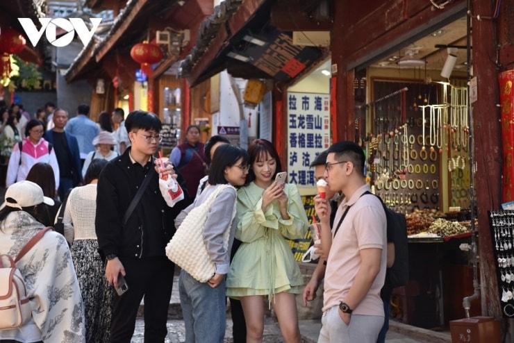 Du khách Việt Nam tại phố cổ Lệ Giang, Trung Quốc.