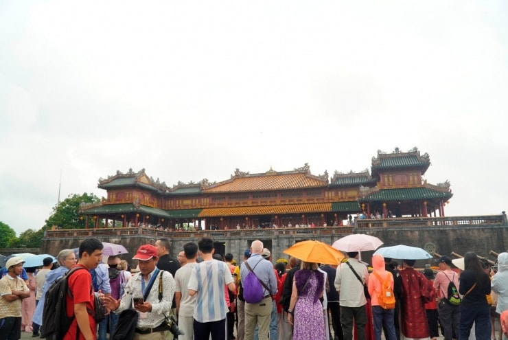 Du khách tập trung tại Đại nội Huế sáng mùng 1 Tết Bính Ngọ 2026