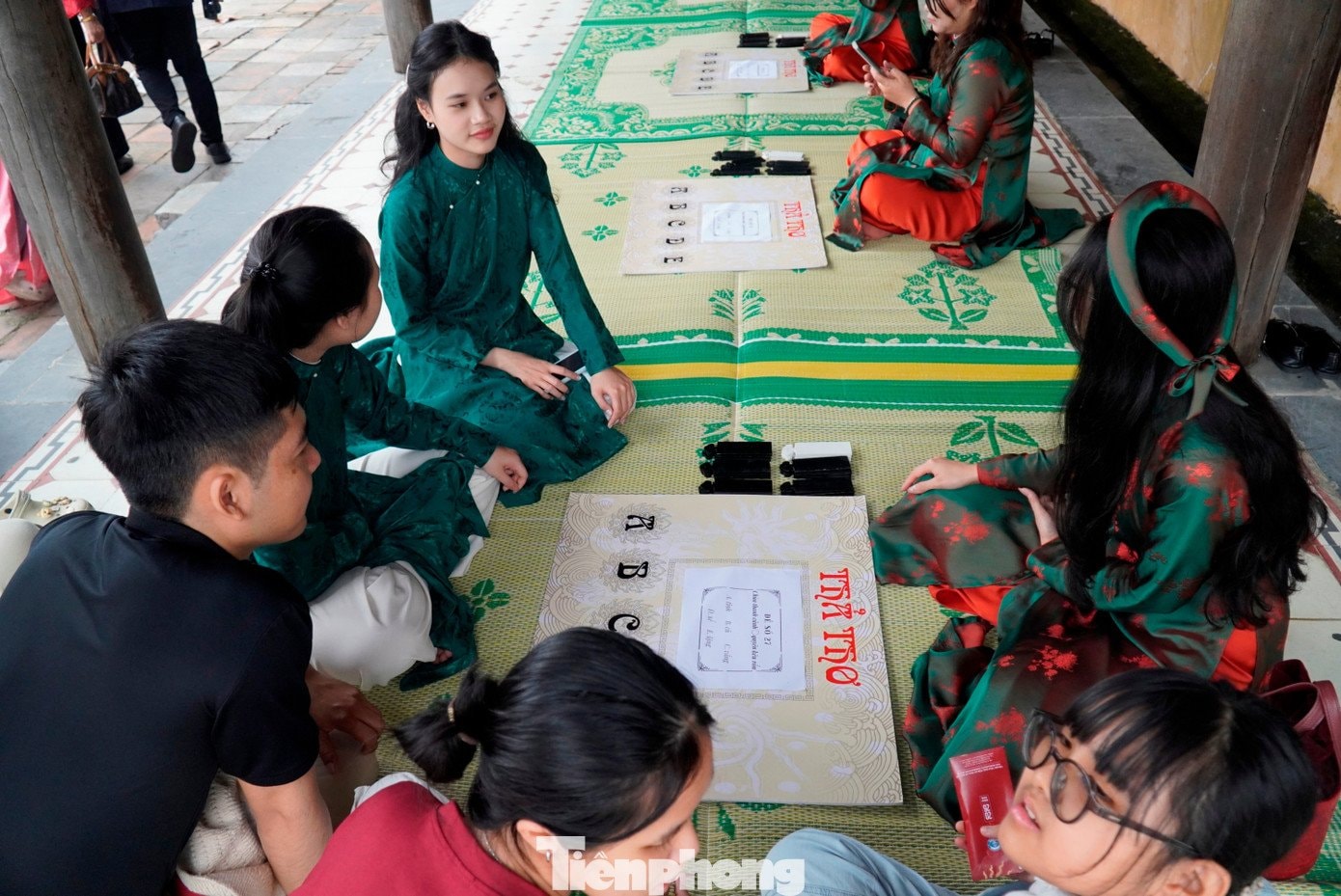 Du khách hào hứng tham gia các trò chơi dân gian và cung đình