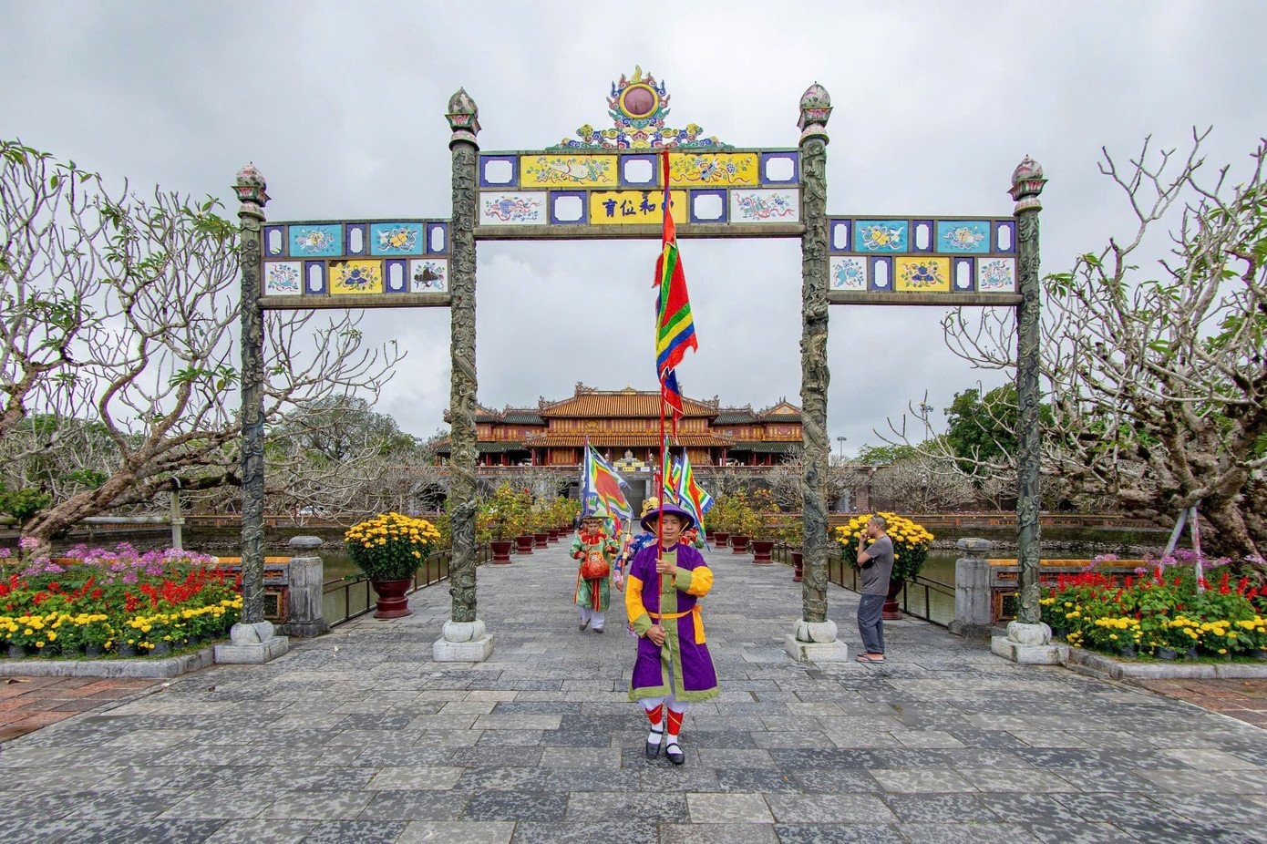 Trang phục và đạo cụ của đội lính cấm vệ được phục dựng theo nguyên bản