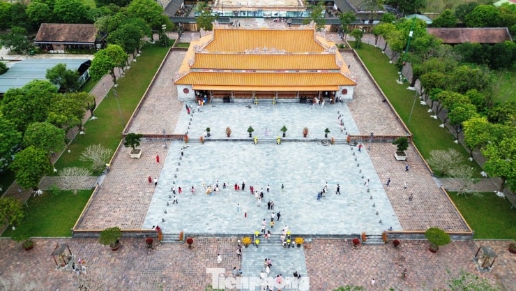 Không gian rộn ràng bên trong khu di tích Đại nội Huế ngày đầu năm