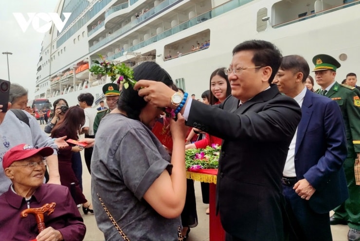 Lãnh đạo ngành du lịch Quảng Ninh chào đón du khách quốc tế