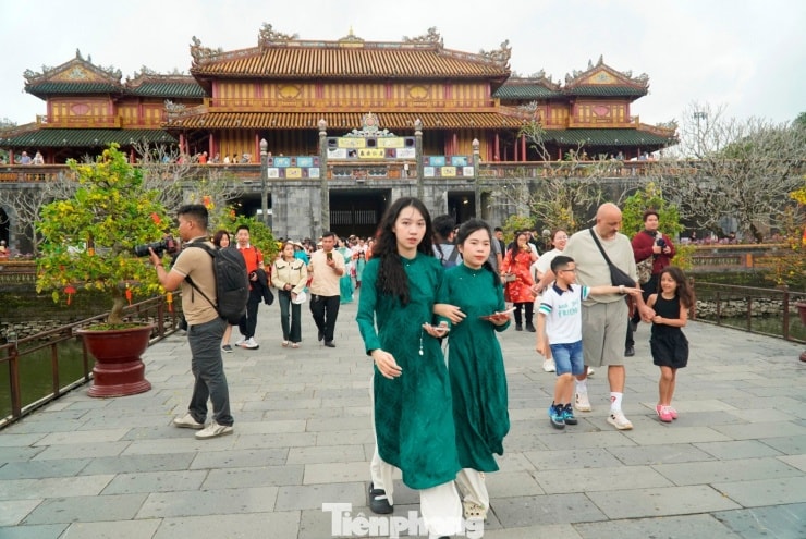 Dòng người xếp hàng chờ vào tham quan Đại nội Huế trong ngày miễn phí vé