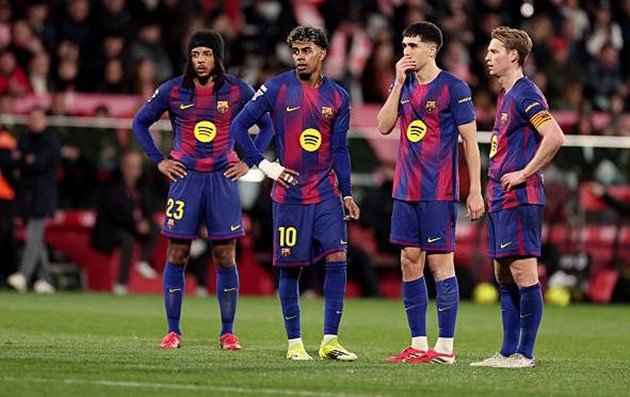 Lamine Yamal thất vọng sau khi đá hỏng phạt đền trong trận thua của Barcelona trước Girona.