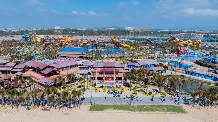 Công viên giải trí bên biển Sun World Vũng Tàu mở cửa đón khách ngày 25 tháng Chạp là công viên nước bên biển quy mô và hiện đại bậc nhất khu vực Đông Nam Bộ.