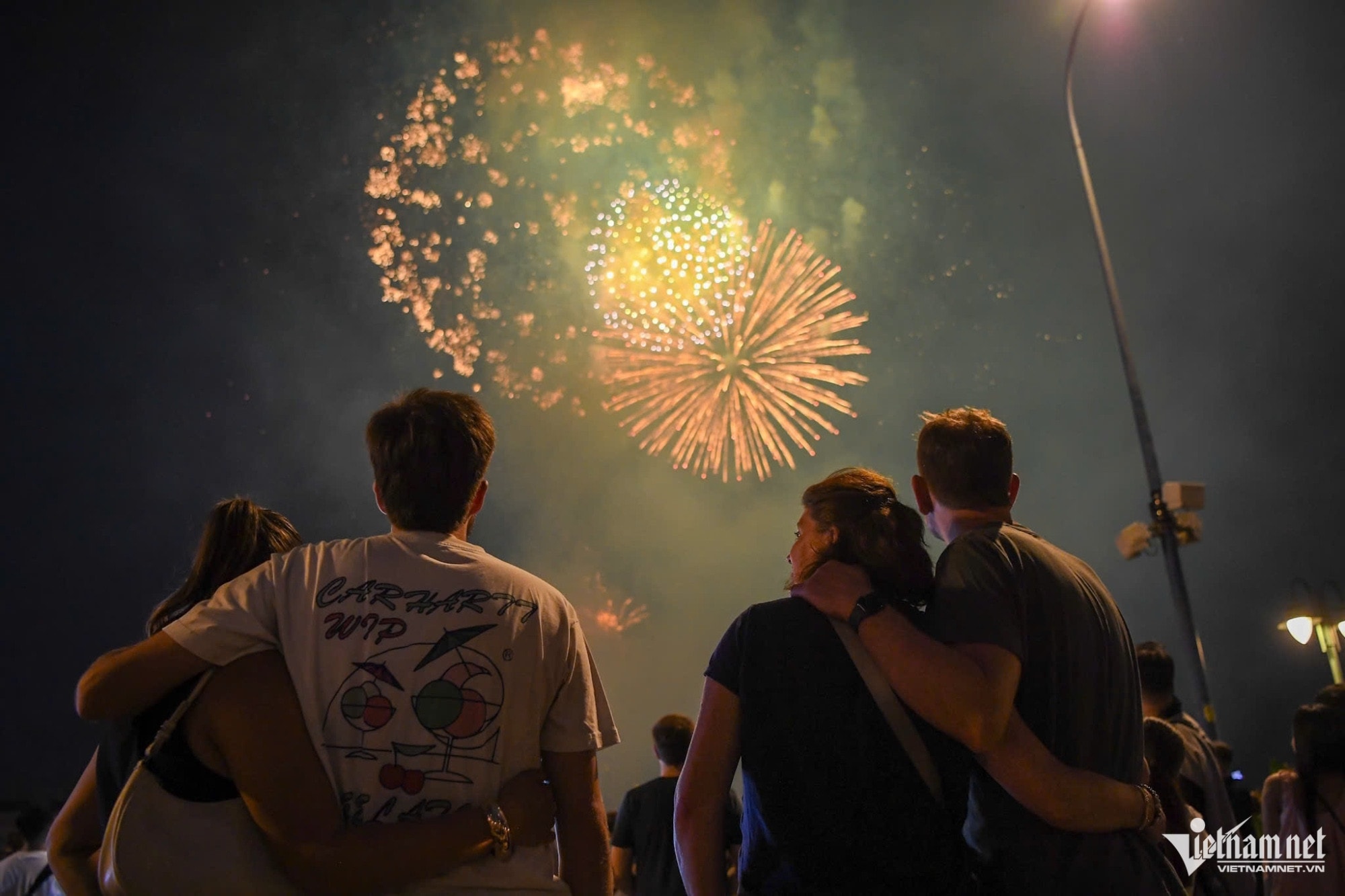 Des feux d'artifice illuminent le parc Thong Nhat. Photo : Pham Hai