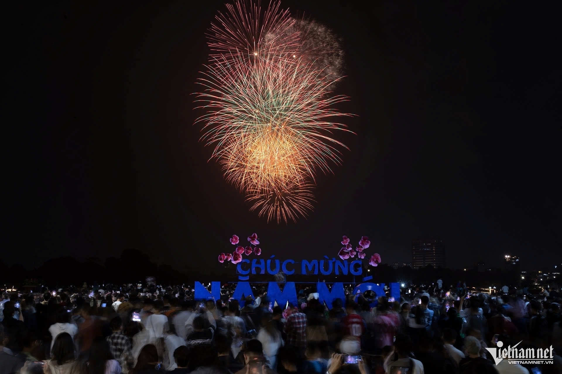 Feux d'artifice illuminent le parc Thong Nhat. Photo de Pham Hai.