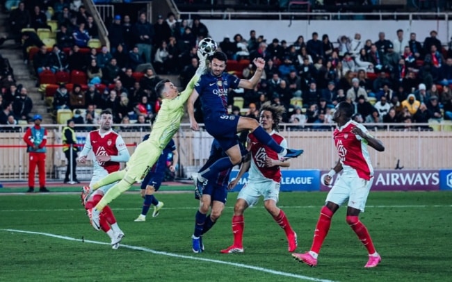 Các cầu thủ PSG ăn mừng chiến thắng quan trọng trên sân khách.