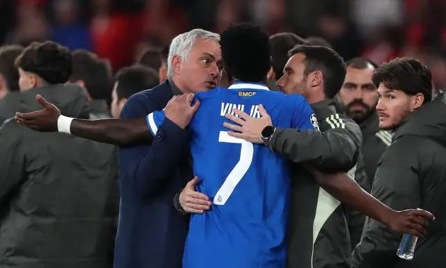 Cầu thủ Real Madrid kiểm soát thế trận trước sự áp sát của Benfica.