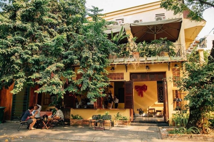 Không gian xanh mát bên ngoài A Priori, quận 1